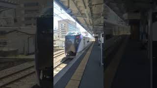 【松本駅】特急 あずさ22号（JR東日本E353系電車）篠ノ井線・中央本線直通 新宿駅行の発車（長野県・鉄道）JR Limited Express Azusa at Matsumoto Station