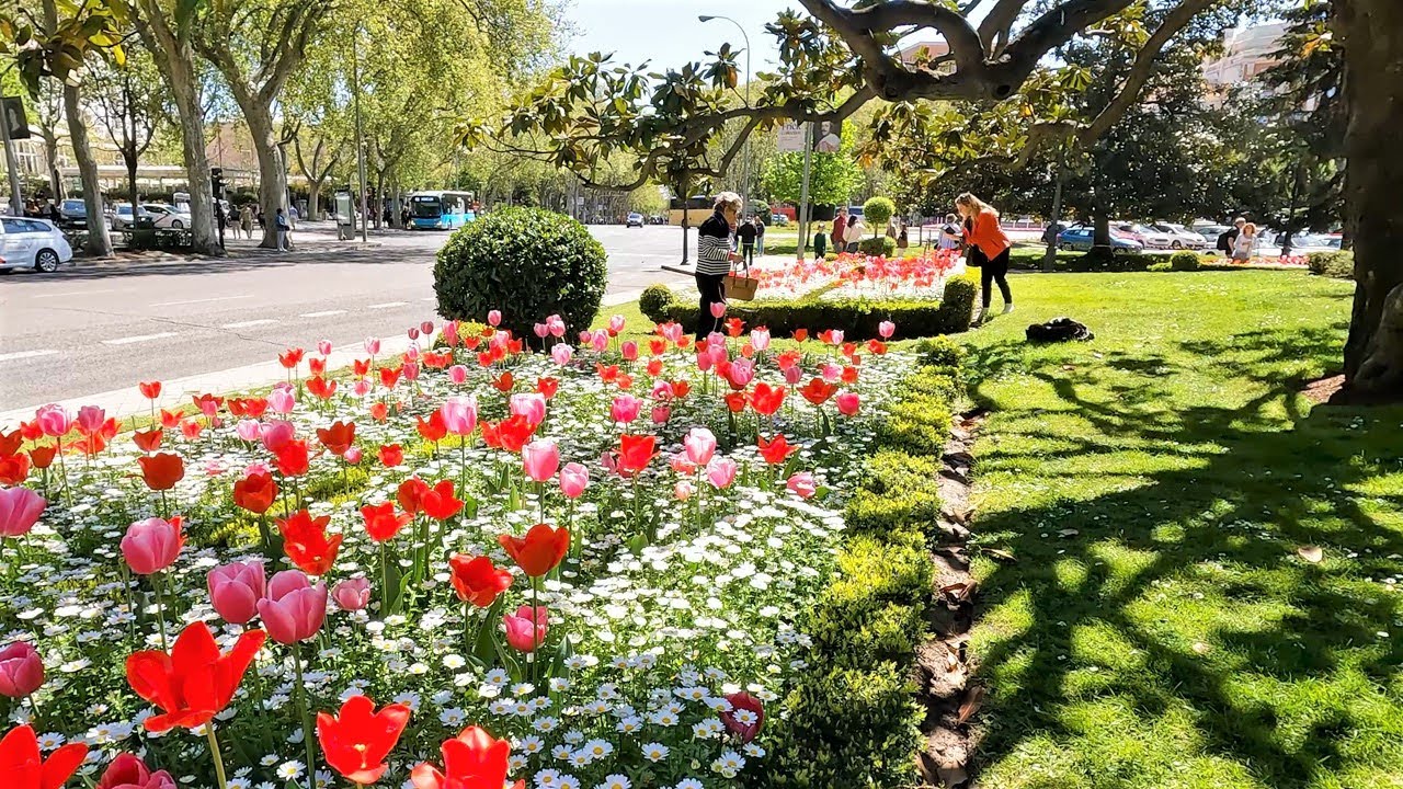 Madrid [4K] - PASEO del PRADO - AMBIENTE de VIERNES SANTO - 7 de ABRIL de 2023