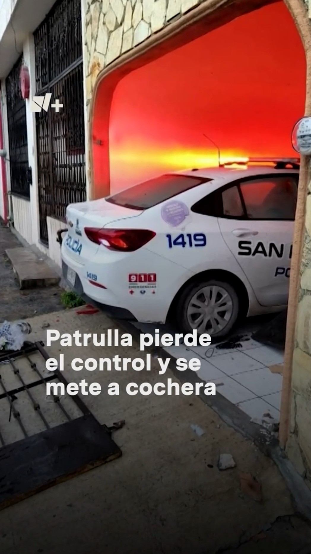 Patrulla de policía pierde el control y se mete a cochera - N+ #Shorts