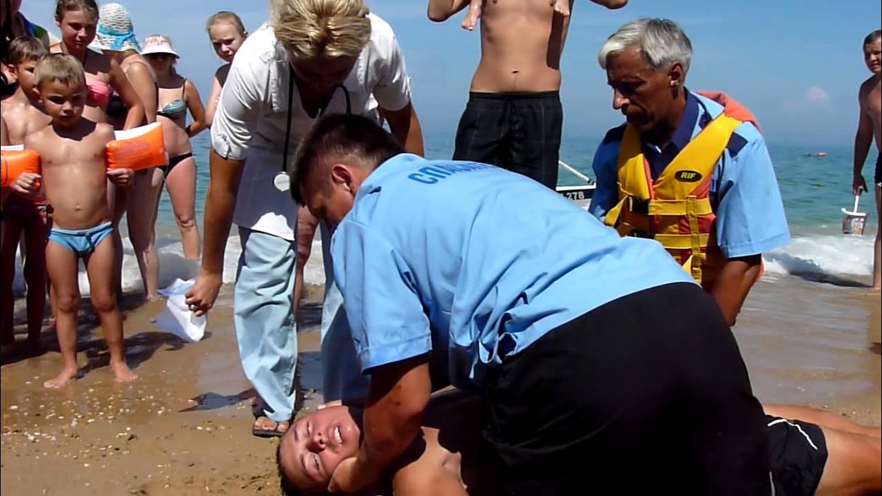 Девушка спасла утопающего