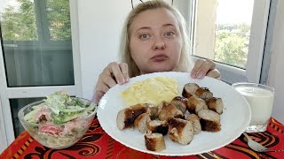 Мукбанг/Mukbang. Колбаска мясная с пюре и салат.