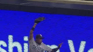 SEA@SD: Chavez runs down fly ball to end the fourth screenshot 1