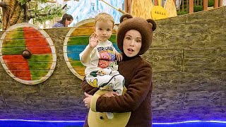 Маленькая Вера  Медведь и Дядя Федор играют в игровом центре Joki Joya