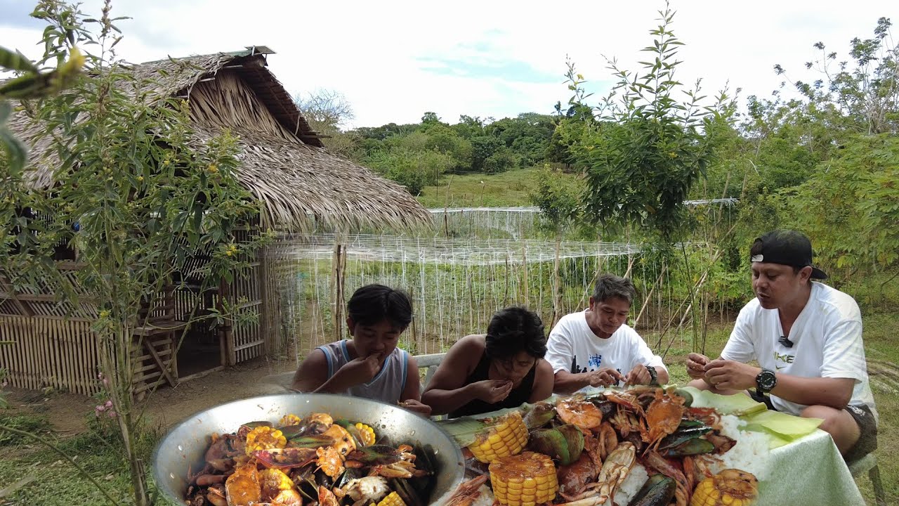 Farm Style cooking seafoods boil with Cajun Seasoning 