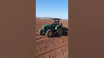 Kolik koní má traktor John Deere 5090e?