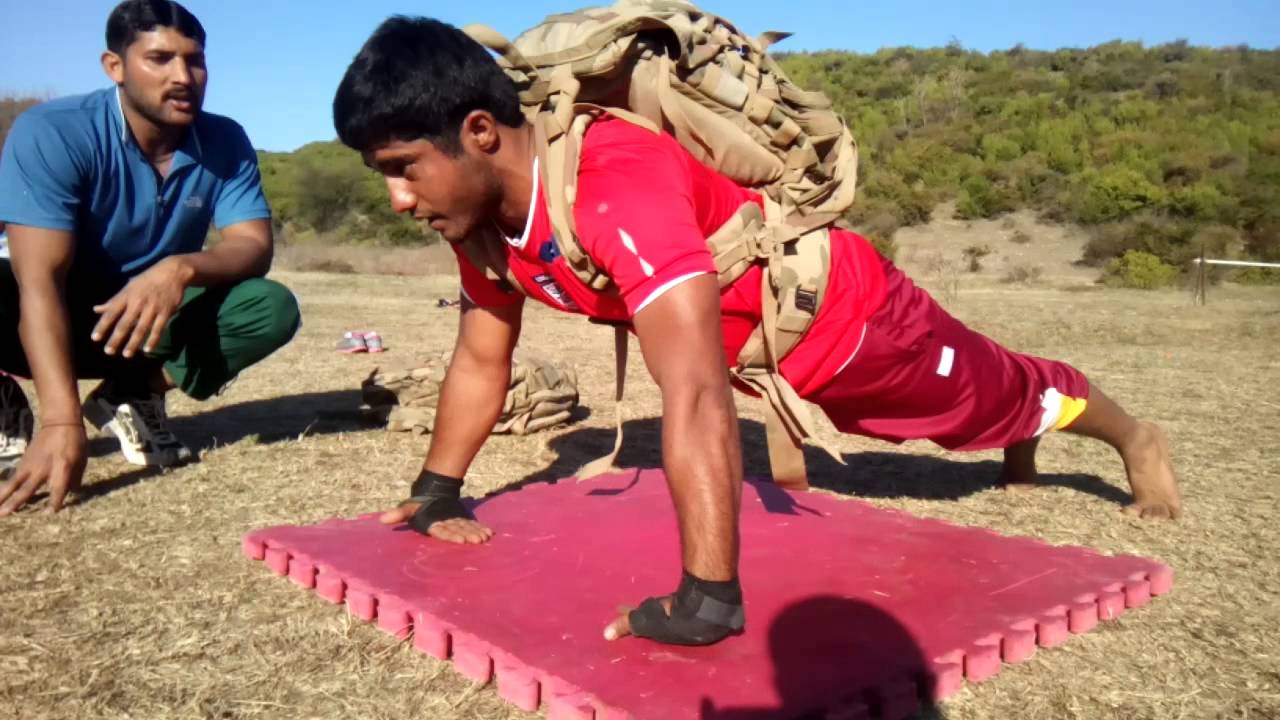 Back Of Hand Push Up With 18Kg Pack pak army paces - YouTube
