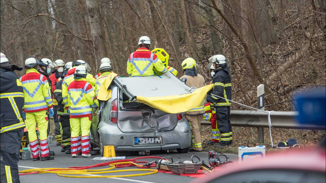 23.12.2021 - Auffahrunfall zwischen Sattelzug und PKW - Feuerwehr befreit Insassen