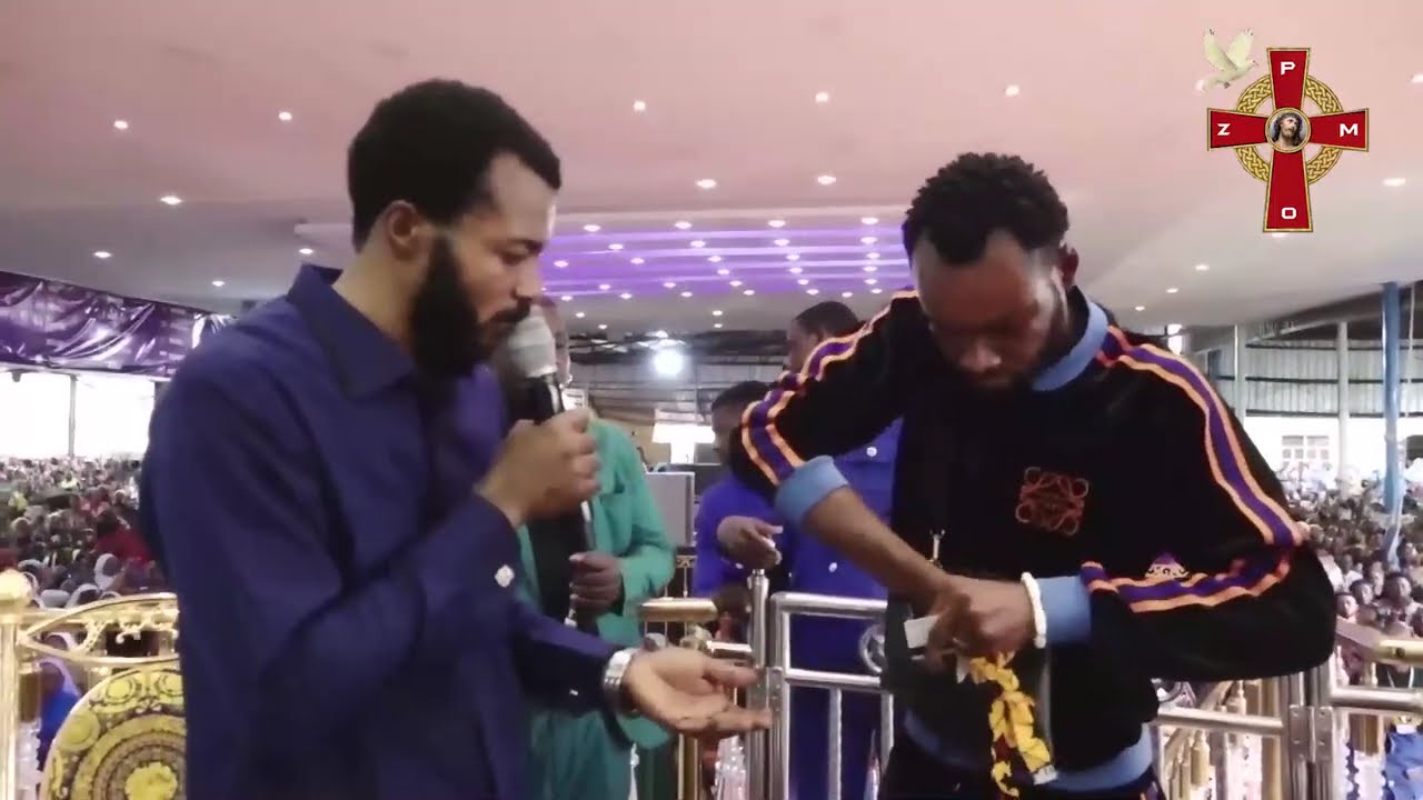 ЗЛОЙ ЧЕЛОВЕК С ДЕМОНИЧНЫМ КОЛЬЦОМ НАПАДАЛ НА ЭВАНА ЭБУКУ ОБИ ВО ВРЕМЯ ПРЯМОГО ЭФИРА (ZPMOM)