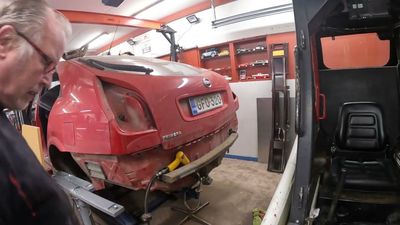 Nissanin takaluukku auki väkivalloin