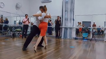 Tango lesson : Connection and Flexibility in close embrace.