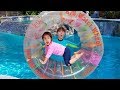 해수욕장 가려고 했는데 비가와요;; 서은이의 집에서 놀수 있는 롤링 무지개 튜브 피서 대비 Water Wheel Tube Toy