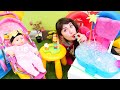Kız oyunları. Oyuncak bebek Anabelle için kirli oyuncak yıkayalım.