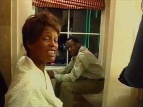 Video: Bobby Brown, Ex Van Whitney Houston, Keert Terug Als Vader
