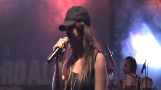 Vanesa Martín "Aquí y ahora" Concierto San Pedro de Alcántara (22-10-11).wmv