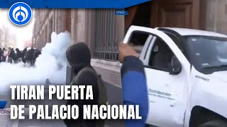 Así fue el momento en el que manifestantes tiraron puerta de Palacio Nacional