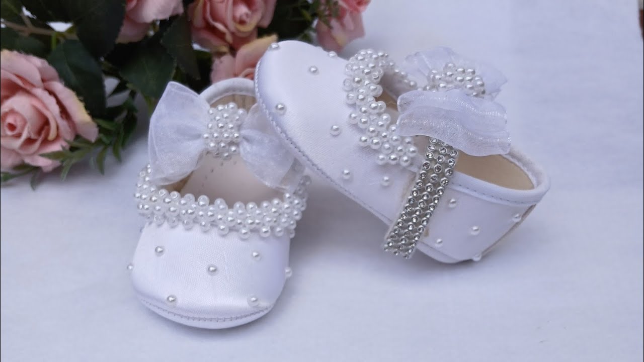 Sapatinho bordado de pérolas para bebê 
