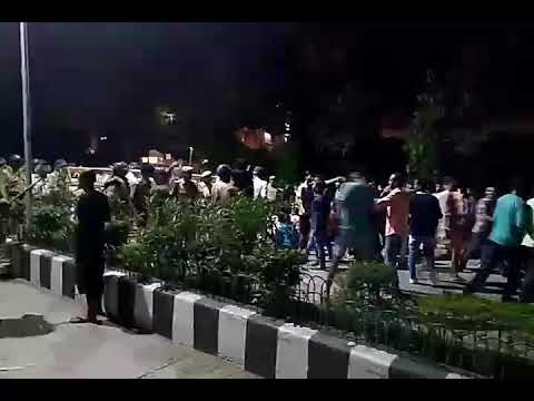 Lathi charge at VC Lodge BHU on protesting students