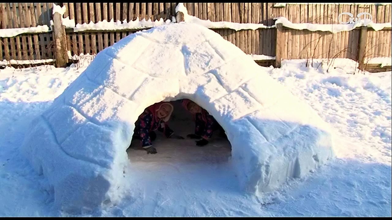 Включи про снежных. Домик из снега. Домик из снега для детей. Снежный домик дети. Снежный домик из снега.