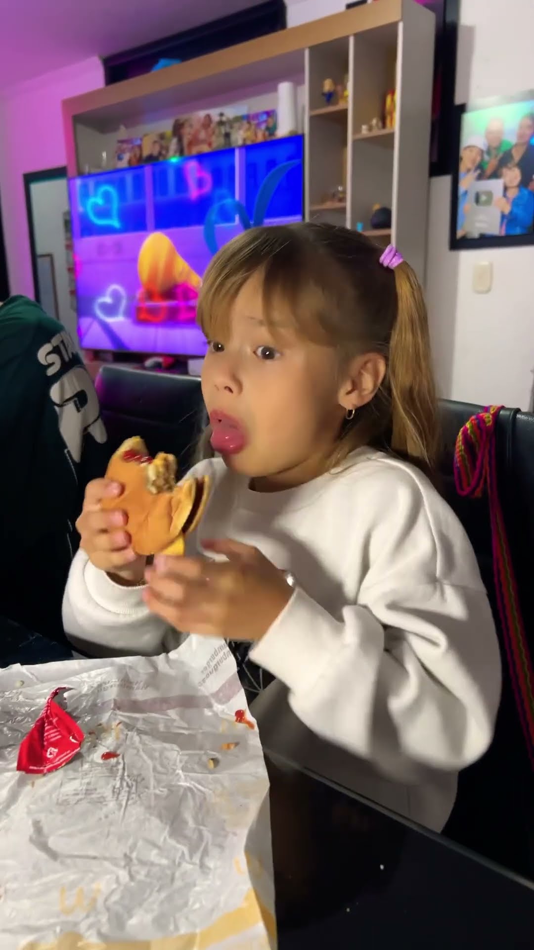 Dame HAMBURGUESA #humor #cosasdefamilia #comedia #shortviral