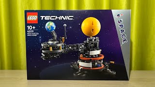 LEGO 42179 TECHNIC Planet Earth and Moon in Orbit