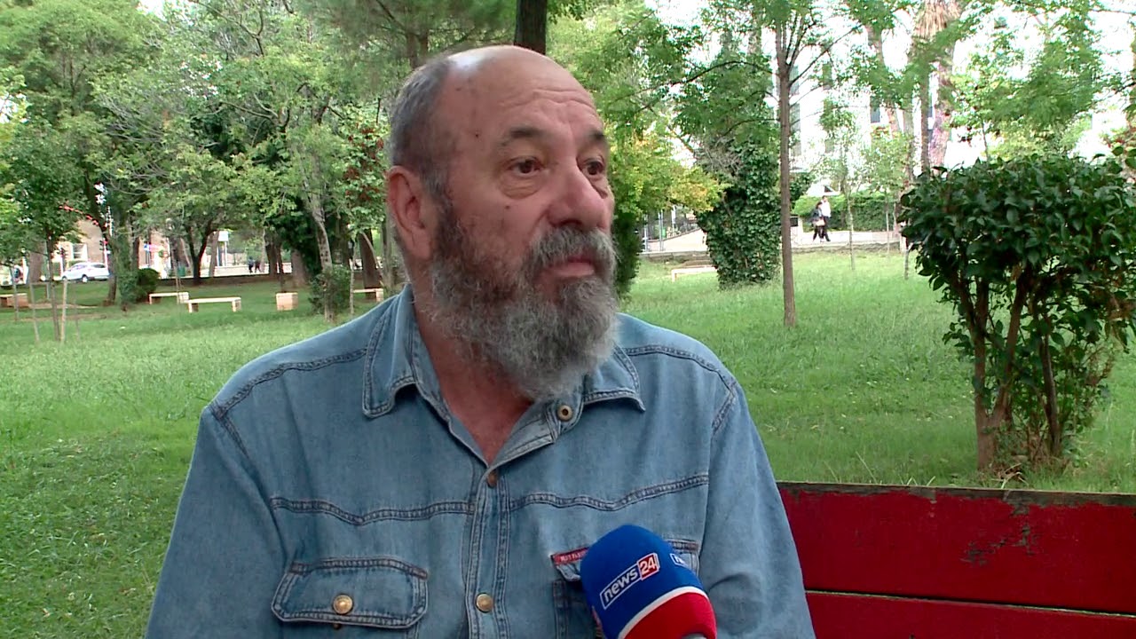 Budina shfaqje në Presidencë/ ‘Profeti i kokoshkave’ në bunker i mbuluar me letra higjienike