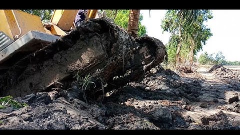 Nhanh - gọn - lẹ - khi đưa Xe cuốc xuống phà - nhưng đòi hỏi kỉ năng cao  - ducnha