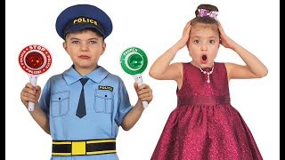 Доминика играет в Полицейского play the police for kids