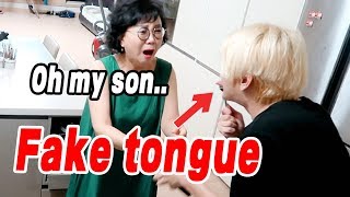 My Mom's Reaction When A Fork Pierced My Fake Tongue!! // 가짜혀 몰카에 대한 엄마의 반응은?