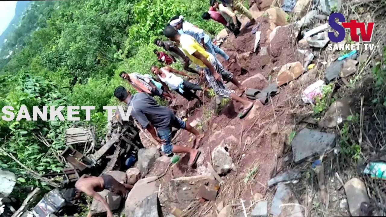 kalahandi block list Odisha : Iron loaded truck plunges into gorge in Mayurbhanj | Sanket Tv