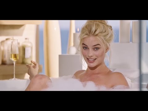 Margot Robbie explains the housing crisis in a bubble bath (The Big Short)