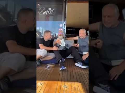 الممثل الفرنسي فرانك رومادو المشارك في أسطول الصمود المتوجه لكسر حصار غزة يقراء سورة الإخلاص