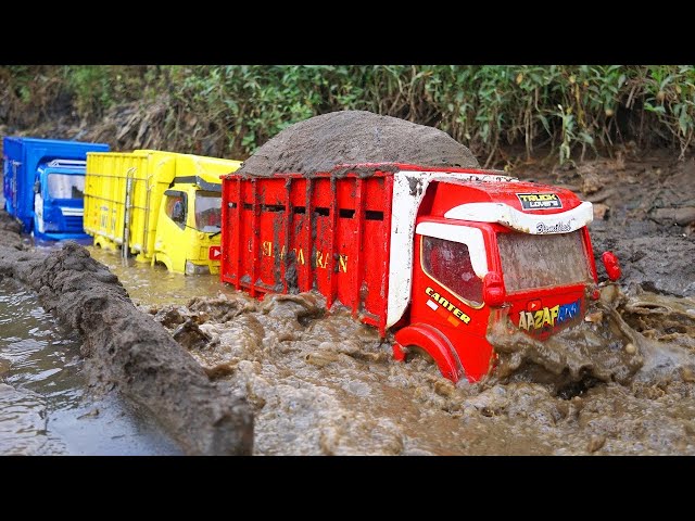 Truk Oleng Wahyu AbadI Terjebak Dalam Lumpur Saat Bawa Muatan Kayu Di Derek Truk Ud Quester class=