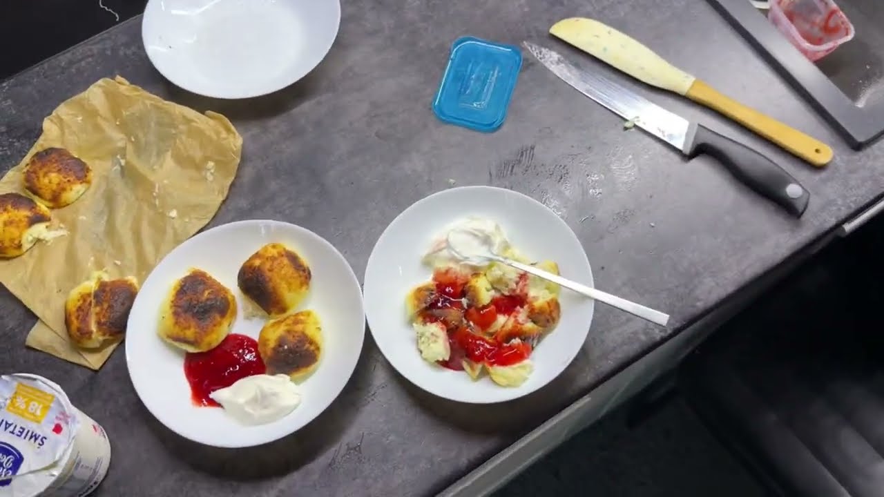 ранок із нами) готую сирники у аерогрилі. 