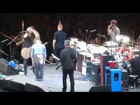 The Foo Fighters w David Lee Roth playing Van Halen's Panama The Forum 1/10/15