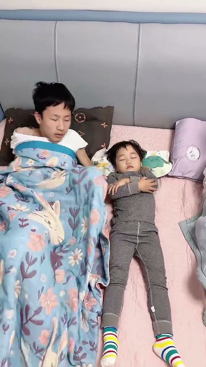 同样都是男人，怎么爸爸和哥哥的区别这么大呢#Cute baby#Cute#呆萌小米宝#聪明宝宝#萌娃