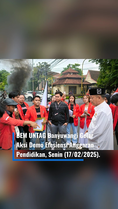 Belasan Mahasiswa UNTAG Banyuwangi, gelar aksi demo di jalan depan gedung DPRD Kabupaten Banyuwangi