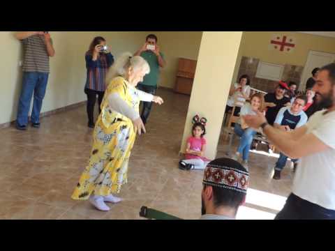 ჯენი ქინაშვილი და თენგიზ ხუციშვილი,ცეკვა აჭარული(უკრავს ფანდურა)