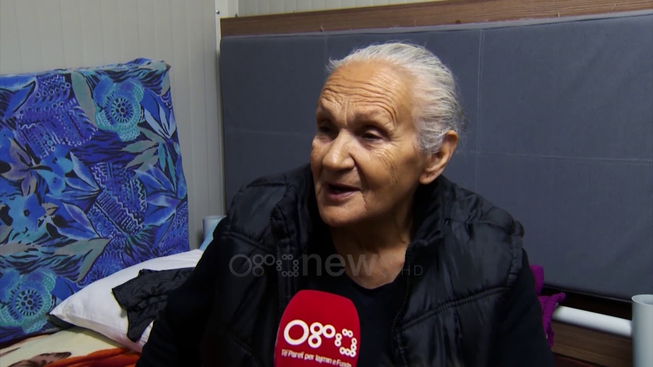 Ora News - Gjyshja jeton për mbesën jetime, nga një prej kontejnerëve të Manzës