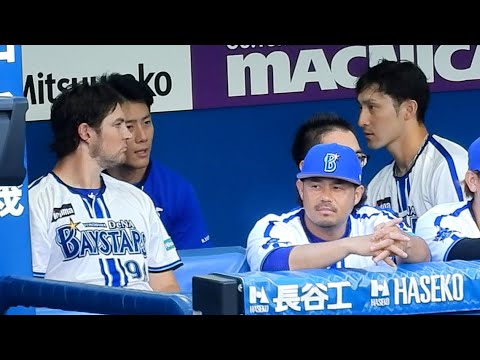 バウアー専属捕手】伊藤光、ベンチでバウアーと納得いくまで入念な