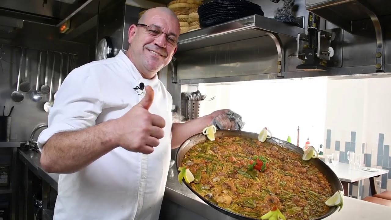 ⁣Authentic Spanish paella, the traditional Valencian recipe