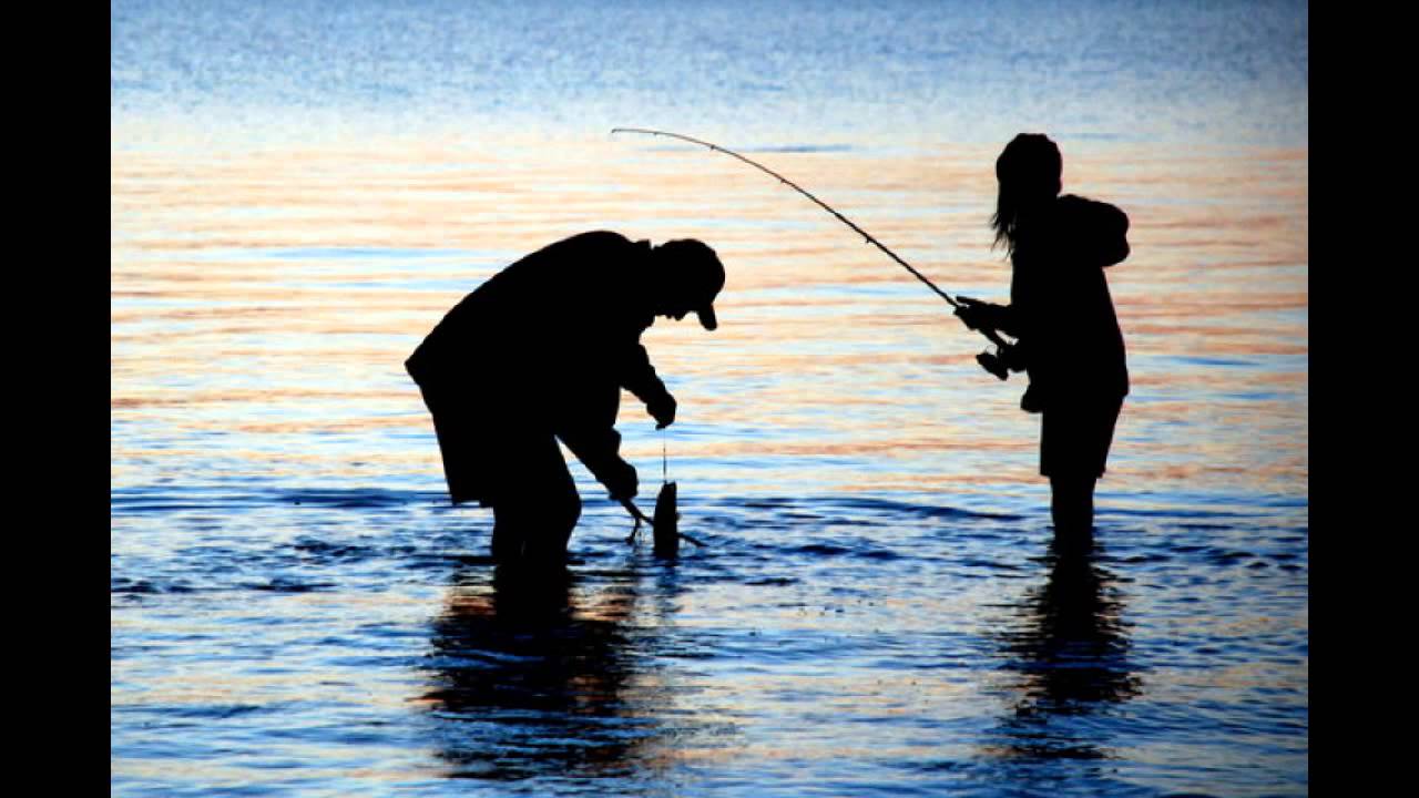 рыбалка с сыном. папа рыбак. папа с сыном рыбачат. дедушка на рыбалке. папа с сыном рыбачат.