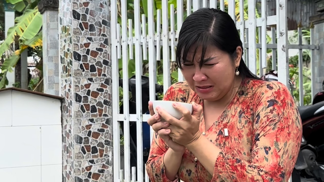 Chồng nghe lời má bắt vợ quỳ gối trước sân, xin lỗi bạn nhậu / Chi Tidi