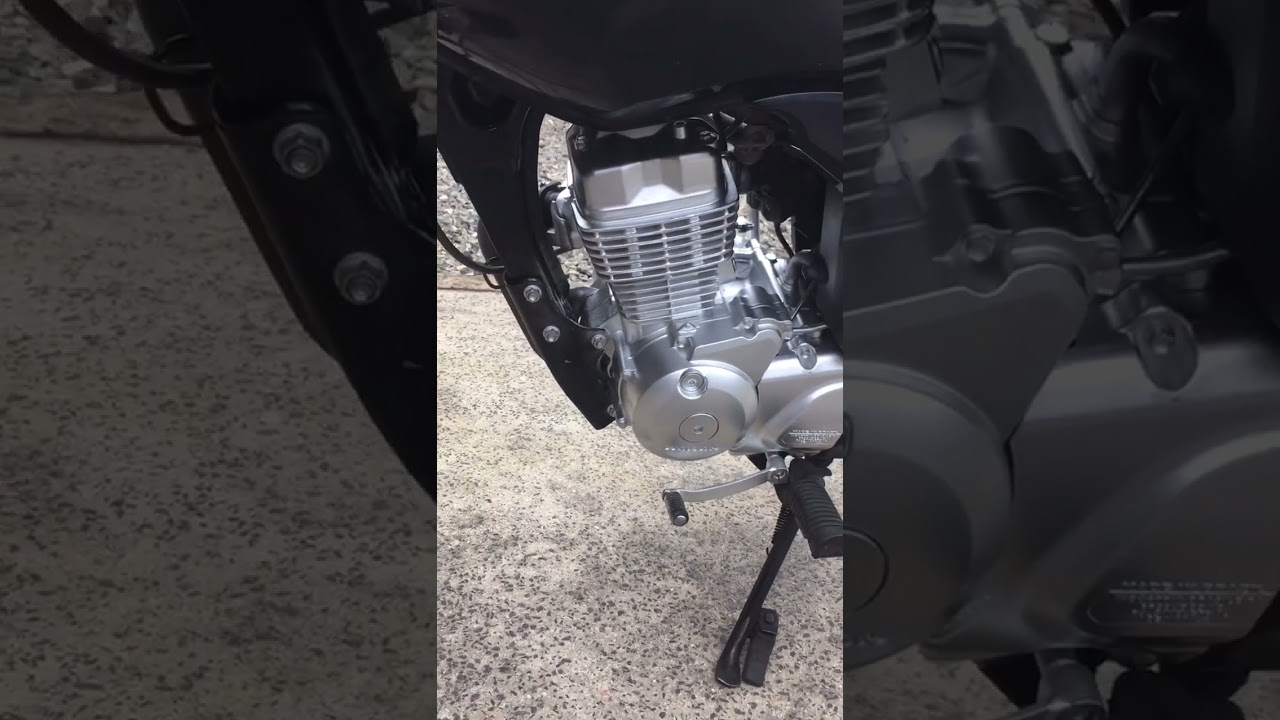 motor pintado na moto lado da marcha