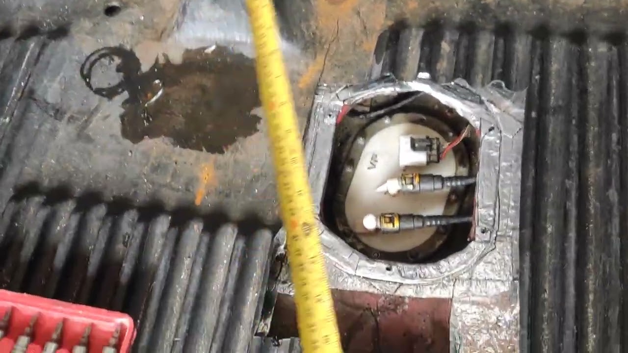 Acesso a bomba combustível Fiat Strada 2002 