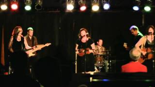 Video thumbnail of "Tres Chicas - Sweetwater"