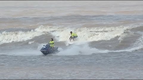 Qiantang River Tidal Bore Attracts Tourists, Surfers in east China