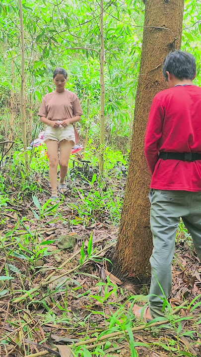 unexpected survival girl 🤭#bushcraft #camping #food #survival ..
