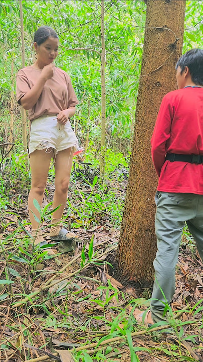 unexpected survival girl 🤭#bushcraft #camping #food #survival ..