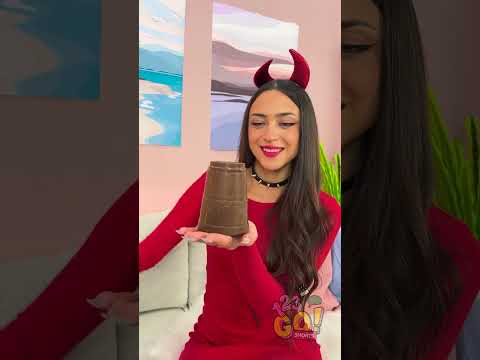 صنع كوب شهي من الشوكولاتة مع الحلوى