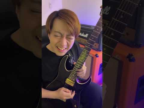 ボーカルの見せ所でめっちゃ邪魔してくるギタリスト Shorts
